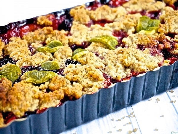 Tarte crumble aux myrtilles et aux fraises – vegane