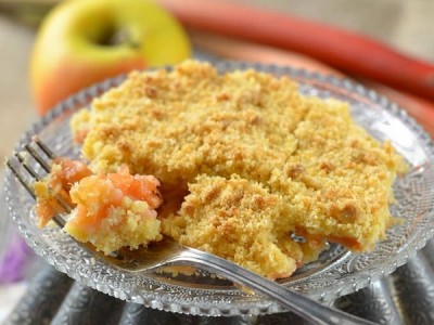 Crumble rhubarbe pomme et fraise