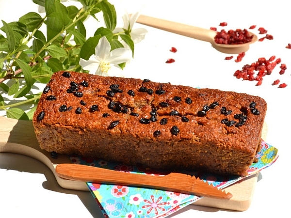 Gâteau vegan à la banane, au souchet et aux baies