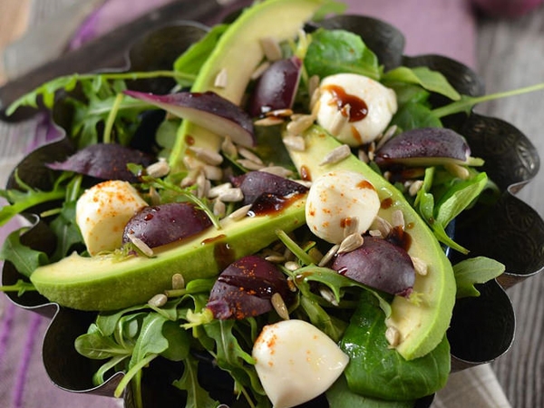 Salade : Avocat, mozzarella, radis et roquette