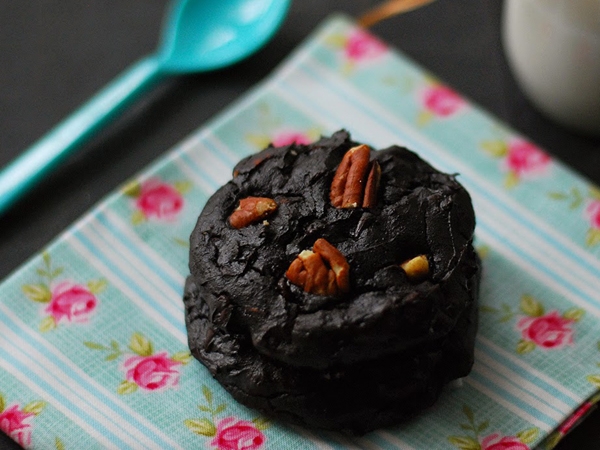 Cookies au chocolat noir, noix de pécan et avocat
