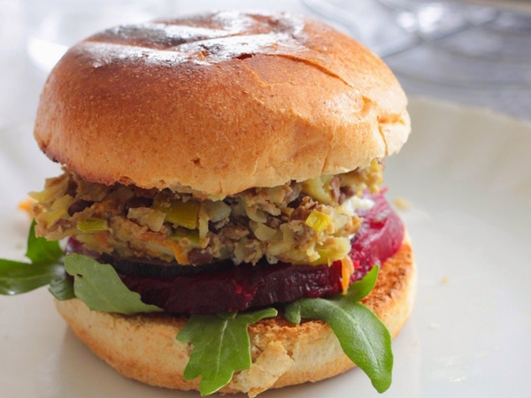 Burger végétarien à la betterave rouge