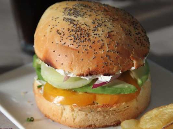 Burger végétarien à l’avocat et au concombre