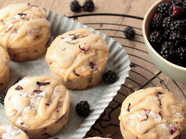 Muffins aux mûres, fleurs d’hibiscus et glaçage au citron