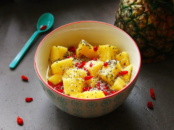 Salade d’ananas aux baies de goji et graines de chia
